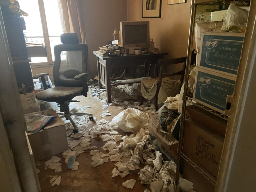 Désencombrement d’un logement très encombré à Marseille avant intervention professionnelle