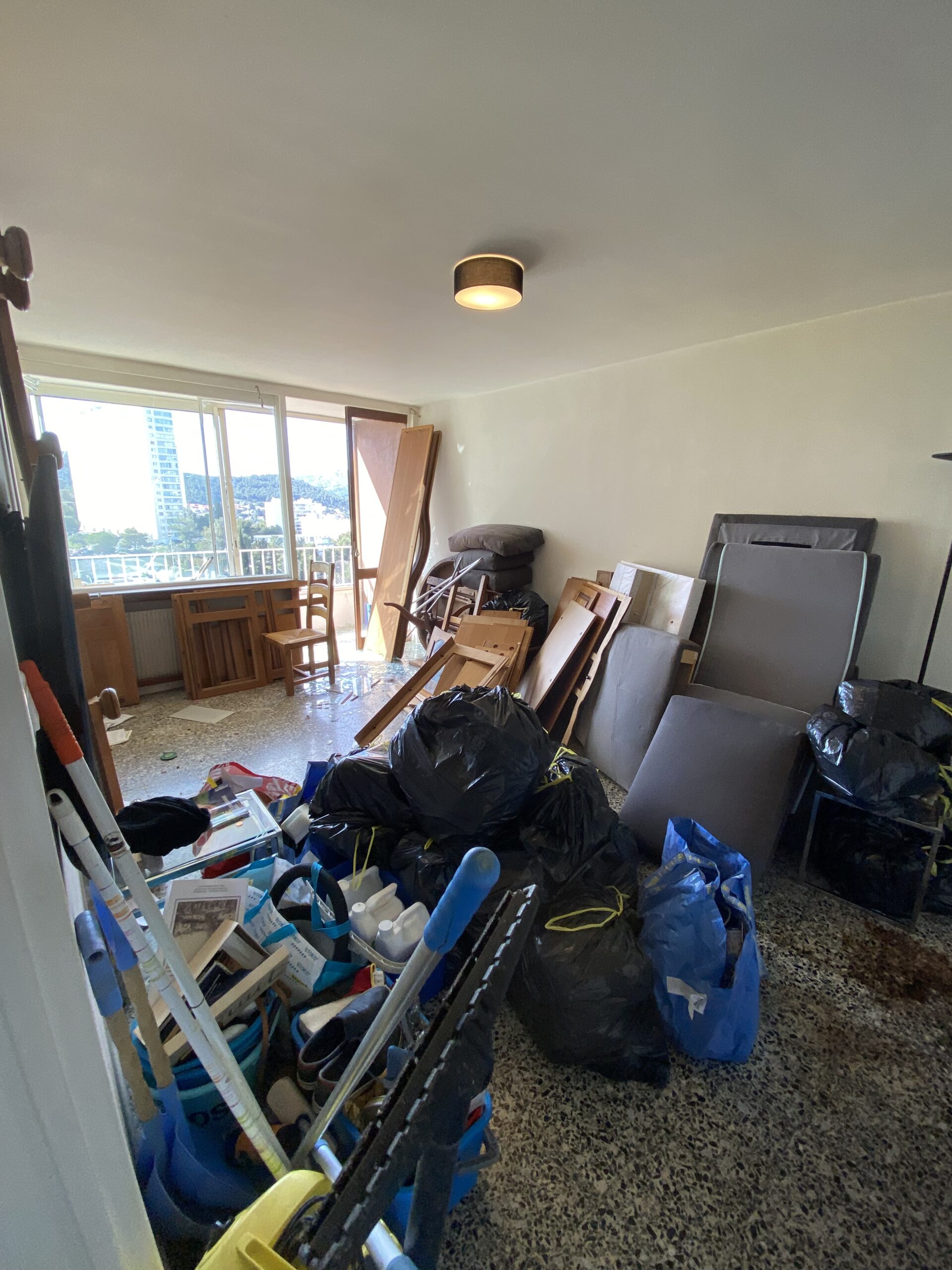 Logement insalubre à Avignon avant intervention : encombrement important, déchets et mobilier accumulé, nécessitant un désencombrement et un nettoyage professionnel par Cleaner Service France.