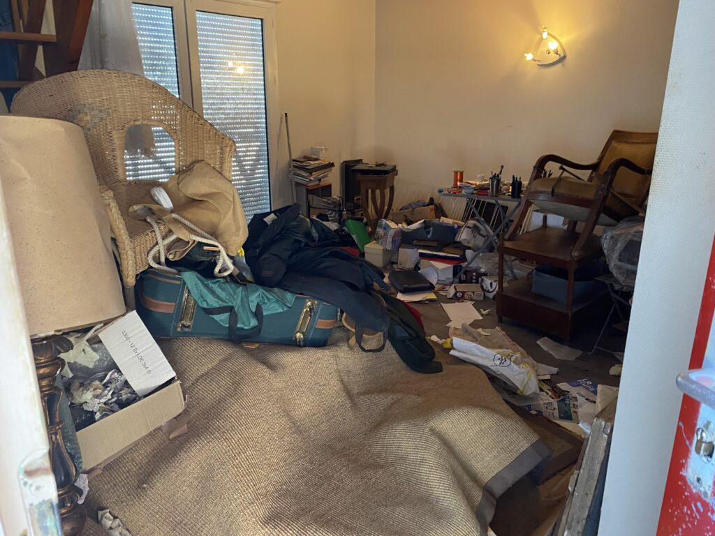 Logement insalubre à Martigues présentant accumulation et humidité avant une remise en état par Cleaner Service France.