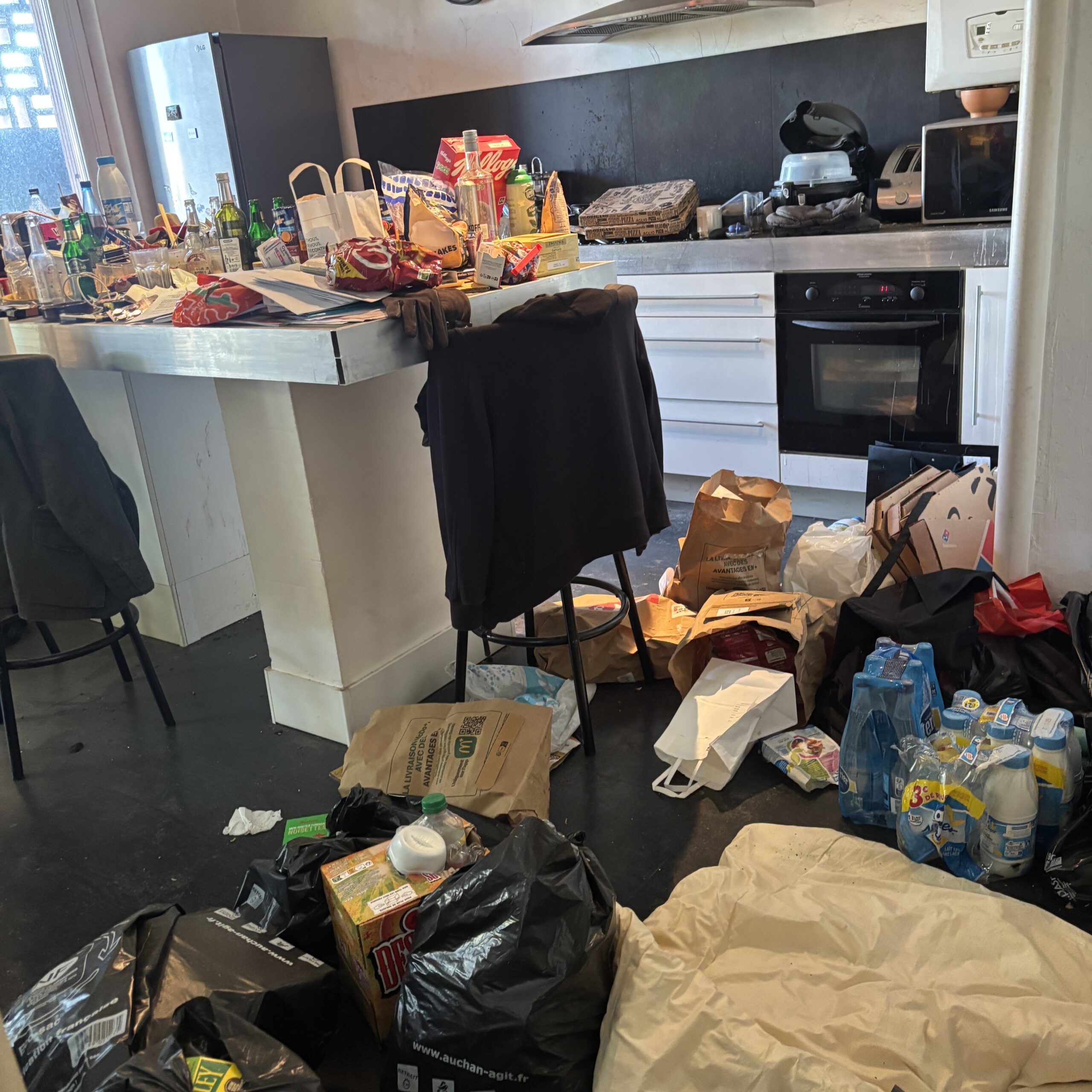 Appartement à Marseille avant nettoyage après décès, cuisine encombrée avec déchets et objets accumulés nécessitant une intervention professionnelle de Cleaner Service France.