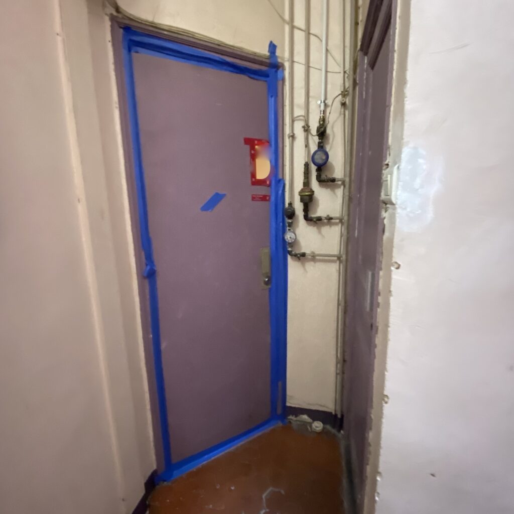 Porte d’appartement sécurisée avant nettoyage post mortem à Marseille
