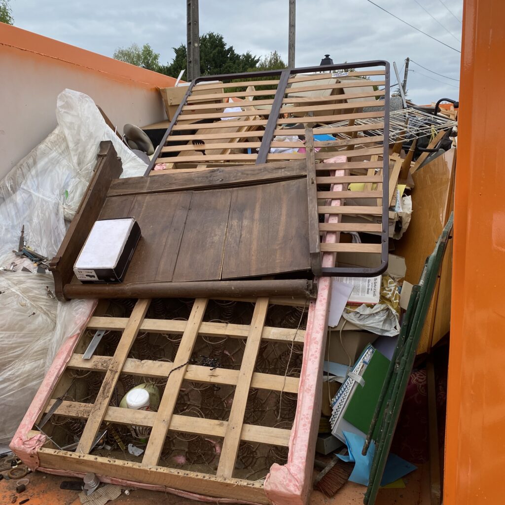 Logement à Montpellier encombré par un syndrome de Diogène avant tri sécurisé et désencombrement réalisés par Cleaner Service France.